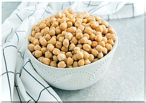 a plate of freshly cooked chickpeas